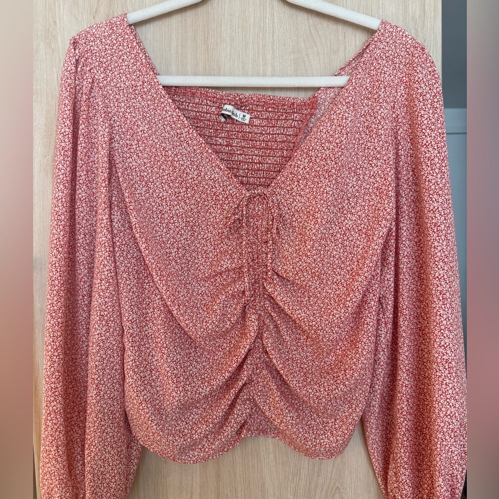 Abercrombie: Light Red Floral Patterned Scrunched Front Blouse, Size Medium
